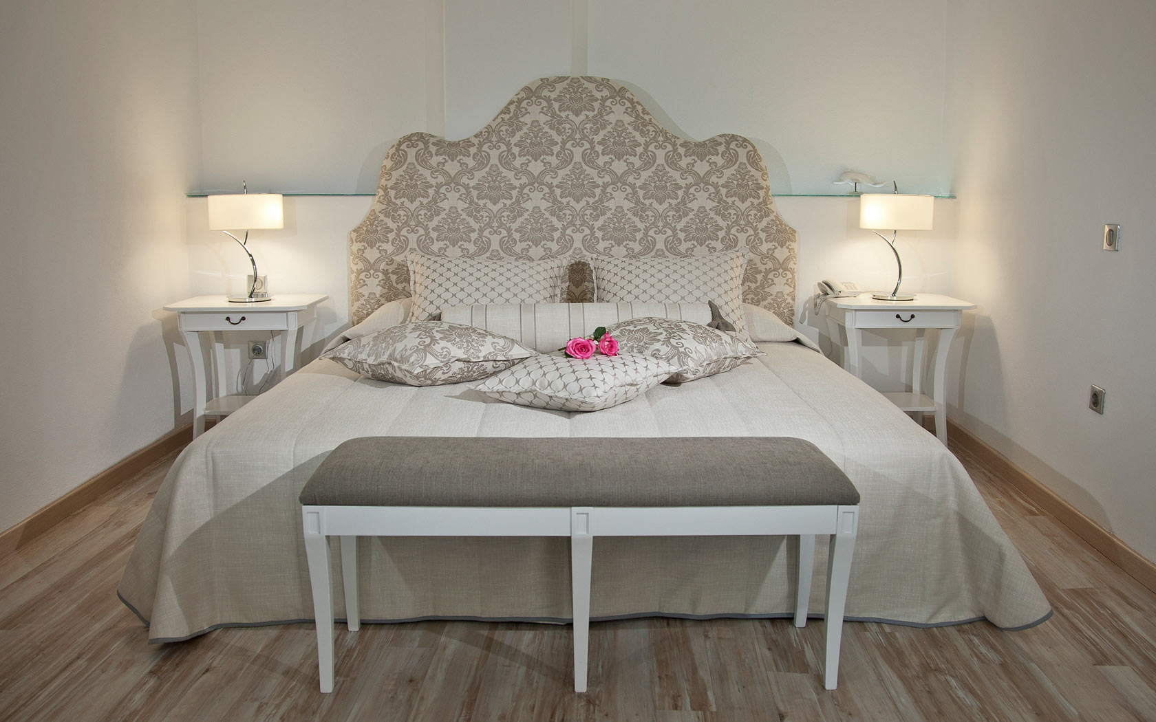 Santorini Honeymoon Suites, Delfini Villas