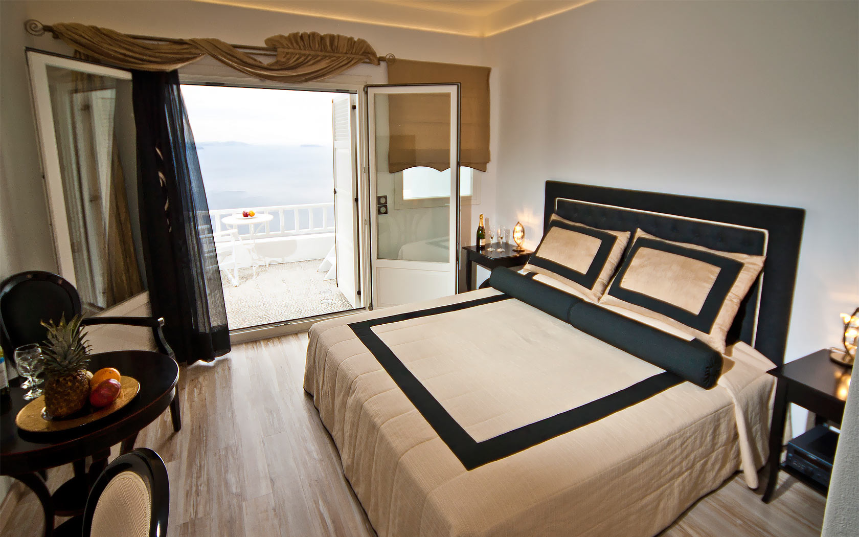Santorini Hotels Oia Hotels, Delfini Villas